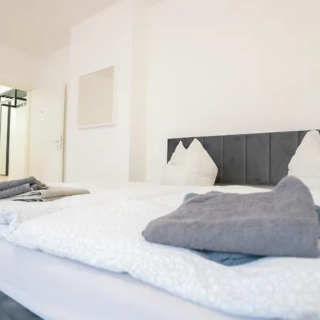 Helles Naehe Uni-klinik Mit Super Lage - W-lan - Balkon In Den Innenhof * Magdeburgo